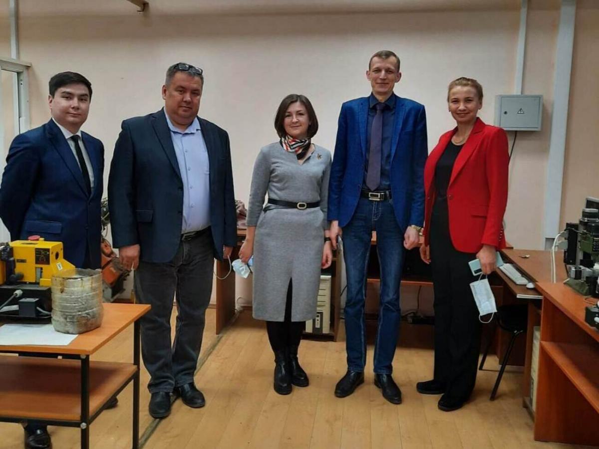 1.jpg Слева направо: зам. директора ИАНТЭ по учебной работе Р. А. Аксянов, заведующий кафедрой «ТМП» ИАНТЭ Р. М. Янбаев, заведующая кафедрой «Технологическое оборудование» БНТУ О. К. Яцкевич, декан МСФ БрГТУ С. Р. Онысько, директор ИАНТЭ А. Ф. Магсумова